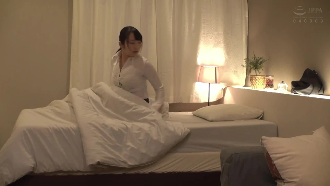 मेरे व्यापार यात्रा गंतव्य पर मिश्रण के कारण, मैंने बड़े स्तनों वाली सहकर्मी के साथ एक कमरा साझा किया। 2