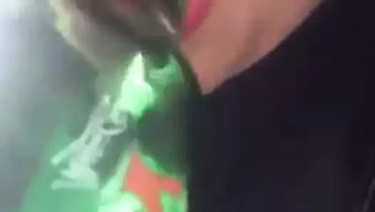 Samoalı kız bir şişe emiyor