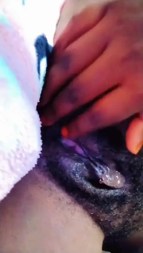 Yatakta yalnız amcığımı tatmin ediyor