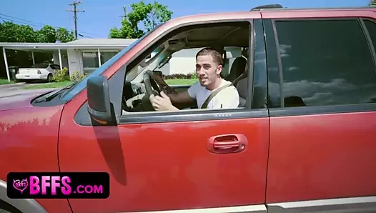 Sürtük büyük memeli bffs baştan çıkarmak için sokaklarda gitti