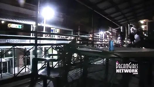 İç çamaşırlı parti kızları çıldırıyor ve soyunuyor