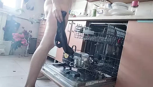 Seksi çıplak evli kadın mutfakta yemek hazırlıyor. Kıllı kahverengi saç, büyük göt, büyük memeler.