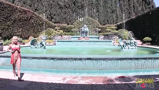 İri göğüslü sarışın yeni havuzu yüzünden aklını yitiriyor ve bedelini ödüyor