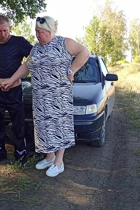 Herkesin içinde doğada yazdı, bir komşusunu ağzından sikti ve dölle doldurdu