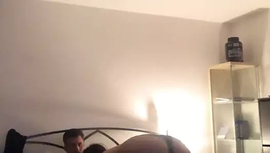 Karım bana iyi biniyor, ikimiz de boşalana kadar onu hızlı sikiyorum