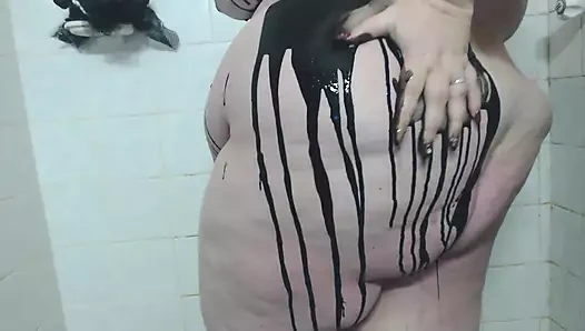 Erotik boya ve duş gösterisi