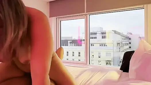 Sürtük üvey annem beni çıplak bekliyor, böylece içeri girip amını dölle doldurabiliyorum