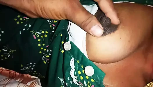 Büyük memeli Hintli evli kadın kocasını sikiyor