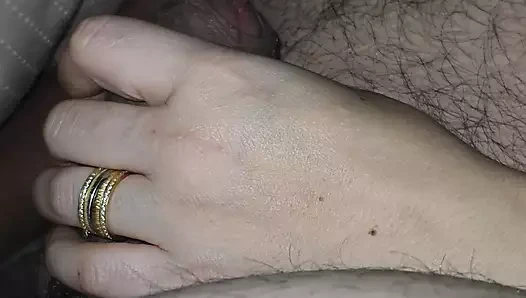 Üvey annenin eli üvey oğlunun yarağına kayıyor ve nazikçe mastürbasyon yapıyor