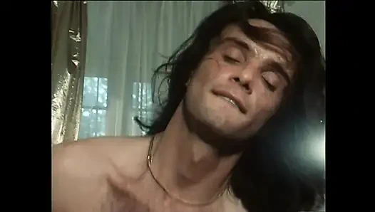 Güzel memeli ve kıllı amcıklı ateşli genç sürtük sert sikiliyor ve klasik bir yarakla ağzına boşalıyor