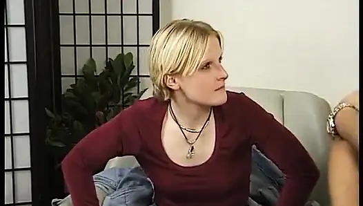 Sarışın genç kız oyuncu seçmelerinde küçük göğüslerini gösteriyor