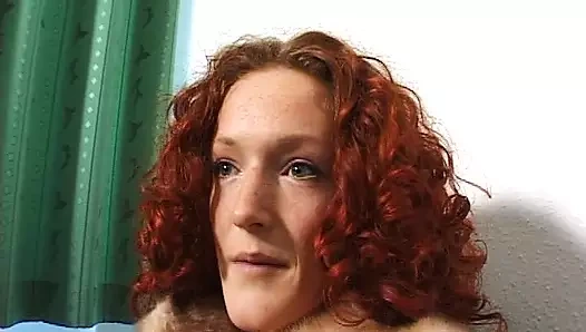 willige Rothaarige beim Fingern