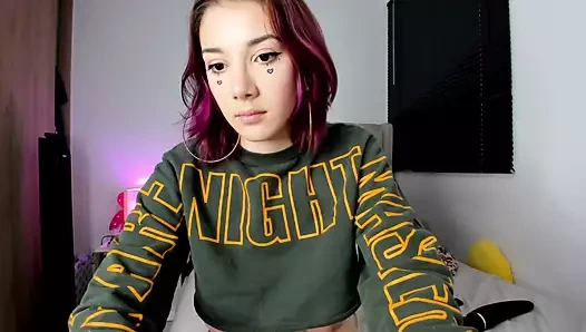 Onu her şekilde memnun edebilecek genç bir damızlık arıyor.