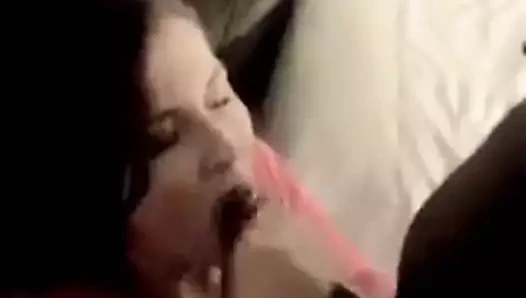 Muhteşem hotwife genç bir dev siyah horoz hoşlanır