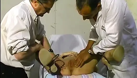 Sarışın orta yaşlı seksi kadın doktorlar için geniş açıyor speculum oyunu
