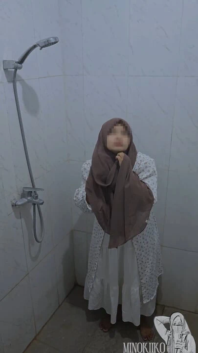 Tesettürlü üniversiteli kız duş alıyor ve ev sahibi tarafından sikiliyor