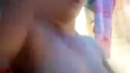 Görüntülü görüşmede memesini göster