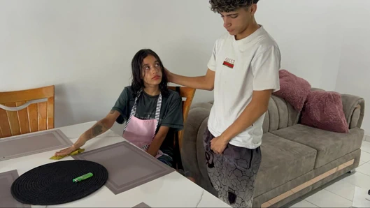 Latin hizmetçi işi için ödeme olarak iyi bir göt sikişi alıyor