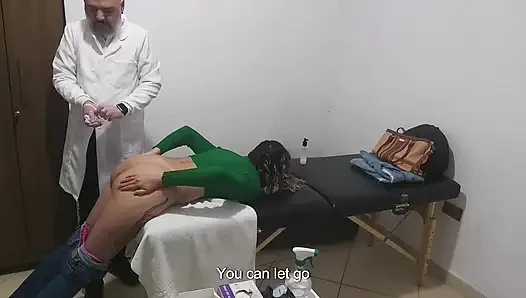 Gerçek doktor hastanın götünü ve göğüslerini muayene ediyor.
