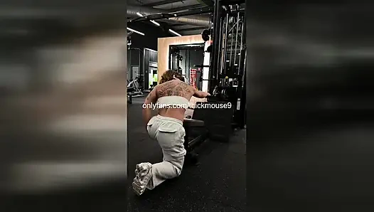 TIKTOK KAZASı 18 YAŞıNDAKI CANLı YAYıN SıRASıNDA KREMSI AMCıĞı SıZDıRıYOR