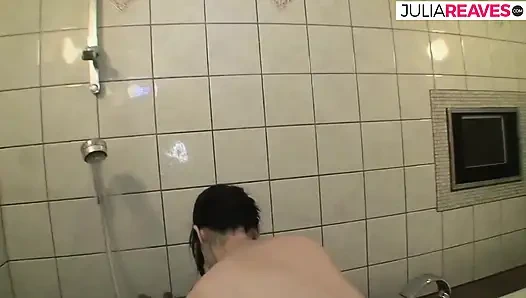 Orta yaşlı seksi kadın vibratörle mastürbasyon yapıyor ve sonra boşalmak için yarağa biniyor