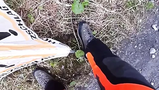 Orman işçisi işemek ve boşalmak