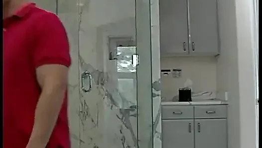 Aç koca karısını duşta buluyor ve sert sikiyor
