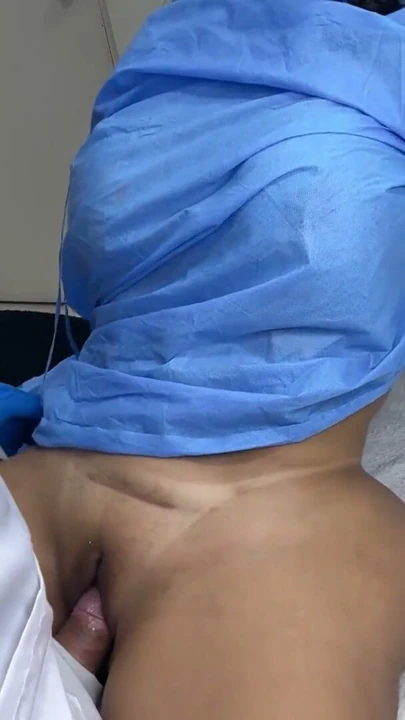 "Rahatla ve bacaklarını iyice aç"... ve doktor sonunda beni sikti | Bölüm 3