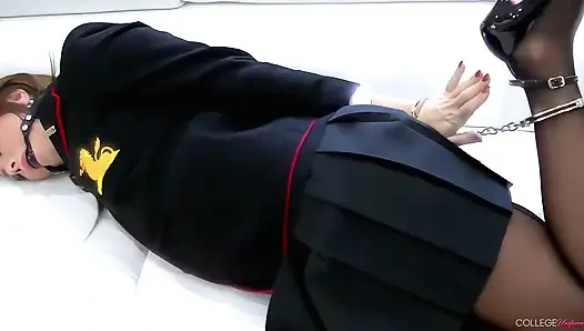 Natalia Forrest kelepçeli ve ağzı tıkalı