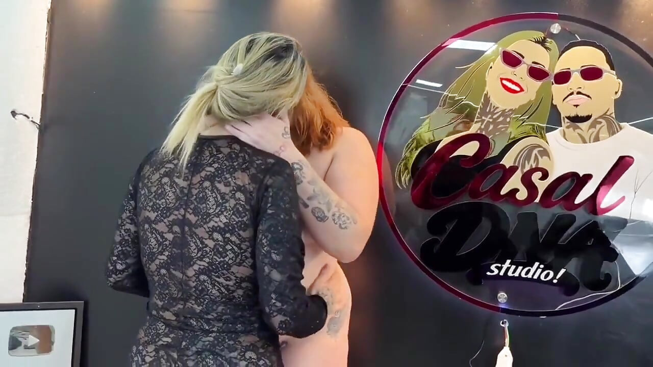 Karton Picker bu azgınlığa dayanamıyordu ve onun tüylü vajinasını bize verdi