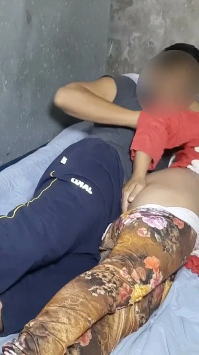Genç üvey kız kardeş erkek kardeşi tarafından götünü ve amını siktiriyor, ilk kez ağrılı anal seks | Klip 1