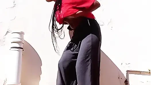 Yanlışlıkla bir çılgın kadının banyo penceresinden birini izlerken mastürbasyonunu gördü