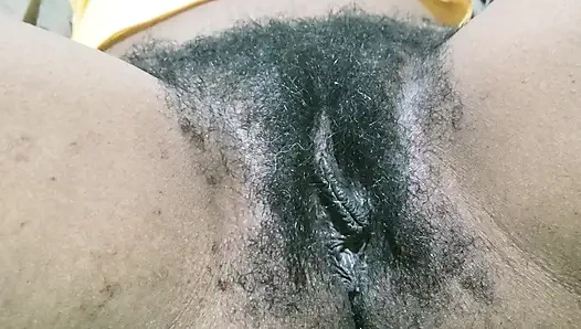 Tombul kızıl saçlı hatun ve kıllı amcık yakın çekim ateşli enerji ile yoğun arzusunu kucaklıyor