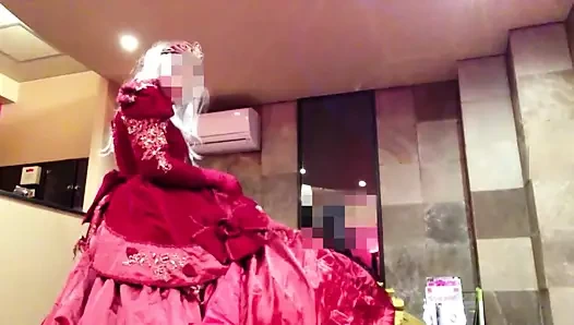 Altında kırmızı ve sarı elbise emmek