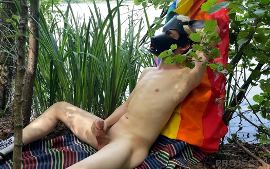 Pride month 2022 twink büyük yarağını ormanda mastürbasyon yapıyor
