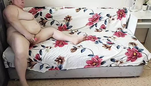 Üvey anne oyuncaklarla büyük kıllı amına mastürbasyon yaparak zaman geçiriyor