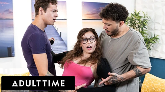 ADULT TIME - sevimli genç Leana Lovings erkek arkadaşı ve en iyi arkadaşı tarafından çifte sikilmek istiyor!
