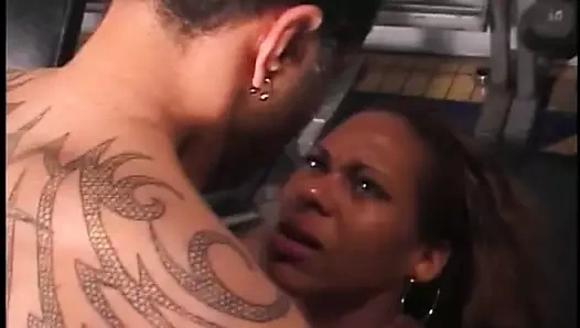 Güzel yuvarlak eşek ile siyah civciv beyaz adam tarafından sert çarptım alır