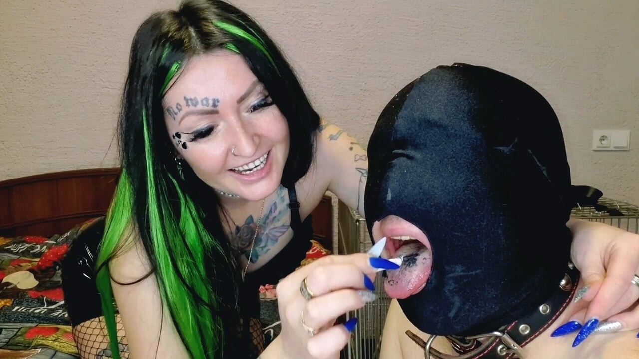 Sigara içme fetişi. Dominatrix kölenin kafasında ve ağzında sigara külü sallıyor.
