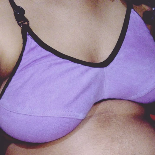 Seksi desi kız mastürbasyon yapıyor, göğüslerine bastırıyor ve meme uçlarını okşuyor, orgazm oluyor