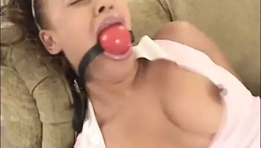 Bağlı uyandım ve yabancı bir kanepede ağzım tıkandı