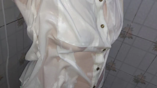 Islak tişörtlü ateşli evli kadın duşta sikiliyor