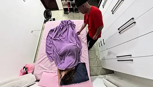 Üvey baba üvey kızının odasına giriyor ve ağzına boşalıyor