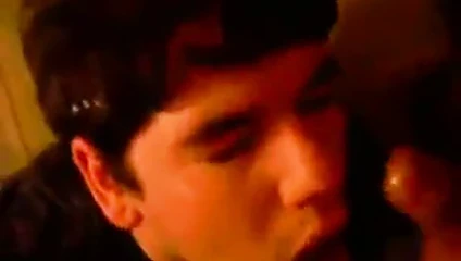 Ben ve dostum küçük twink'in lanet yüzüne boşalmak