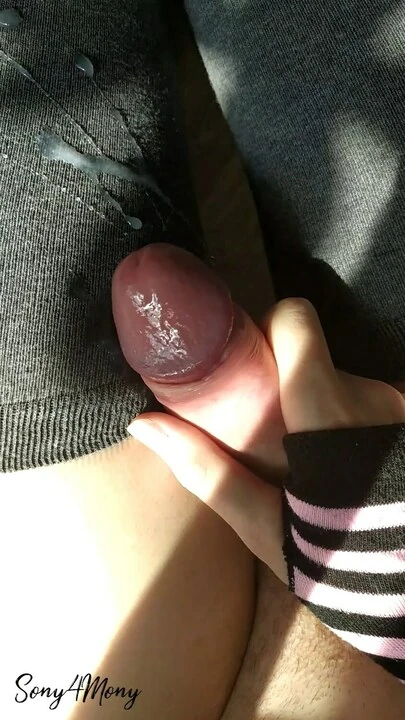 Femboy çorap ve inliyor üzerinde boşalan. pov