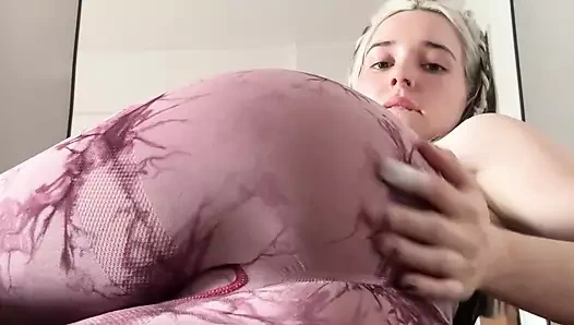 Tombul latin hatun sıkı spor salonu pantolonuyla am frikiği ve balon götünü azdırıyor