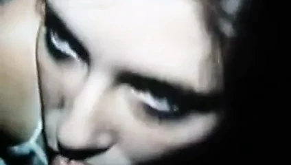 Kız en iyi yaptığı şeyden zevk alıyor