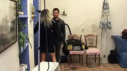 İtalyan amatör kız maskeli sikiliyor