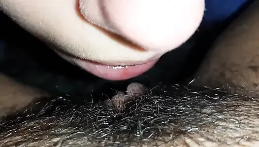 Çok kıllı amcığını yiyorum ve çabucak orgazm oluyorum