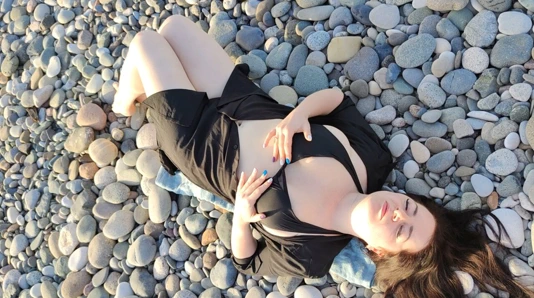 Büyük doğal göğüsler ve mükemmel ayaklar - muhteşem metresi lara kamu plajında kendine dokunuyor